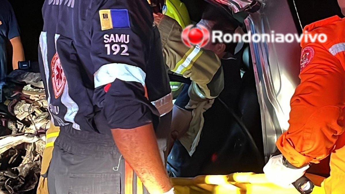 CARRO E CAMINHÃO: Motorista fica preso nas ferragens em grave acidente na BR-364 