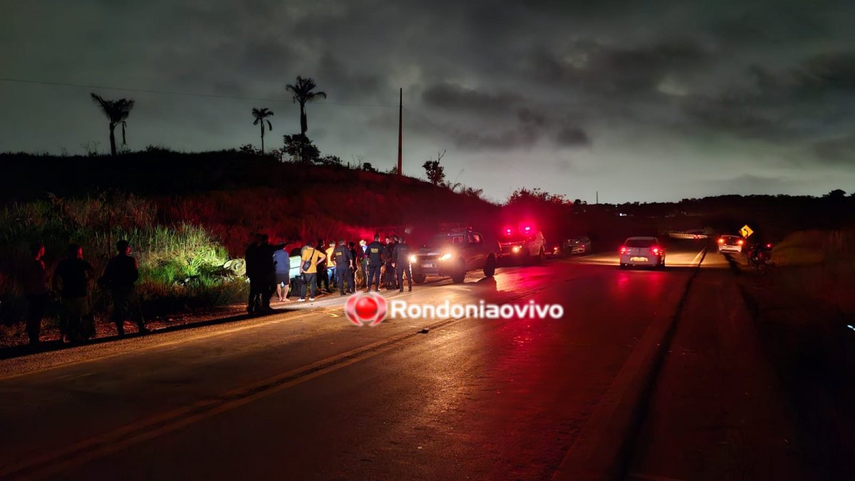 URGENTE: Carro capota na BR-319 após mulher perder controle da direção 
