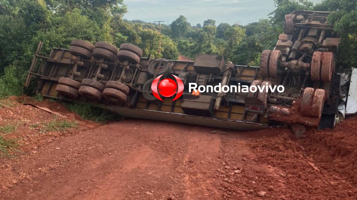  VOLTOU DE RÉ: Caminhão tomba e deixa motorista ferido na Estrada da Areia Branca 