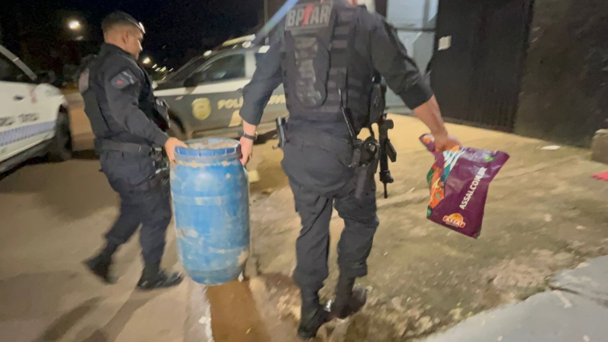 CORREU: Polícia apreende 12 quilos de drogas e procura traficante 