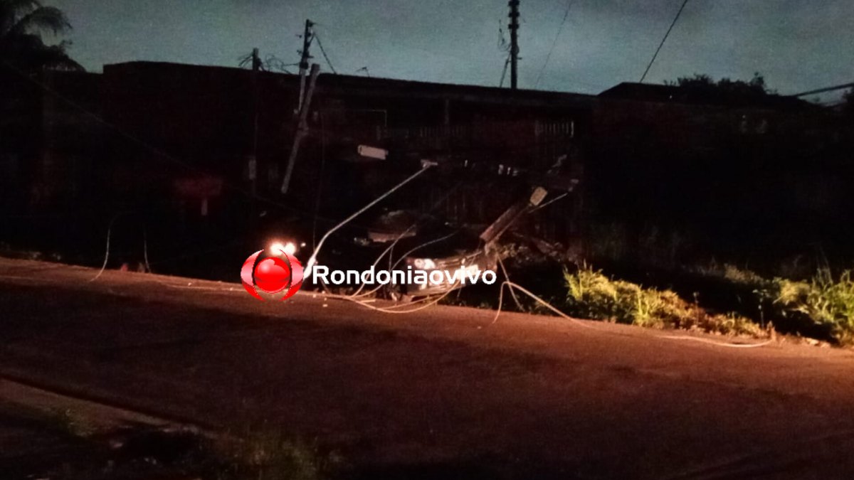 DESGOVERNADO: Motorista destrói poste com carro e foge após deixar população sem energia 