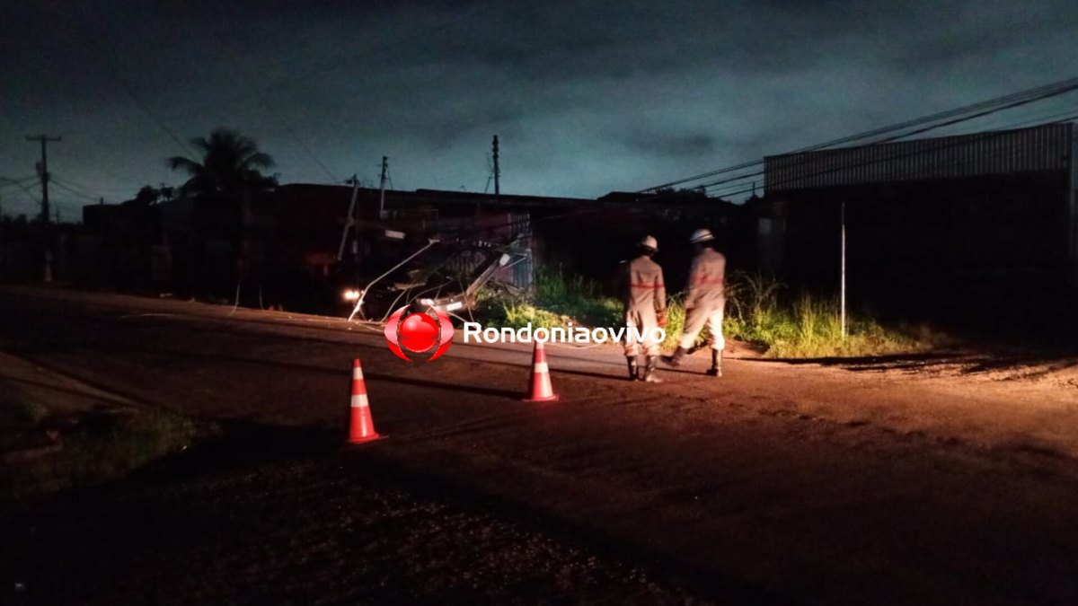 DESGOVERNADO: Motorista destrói poste com carro e foge após deixar população sem energia 
