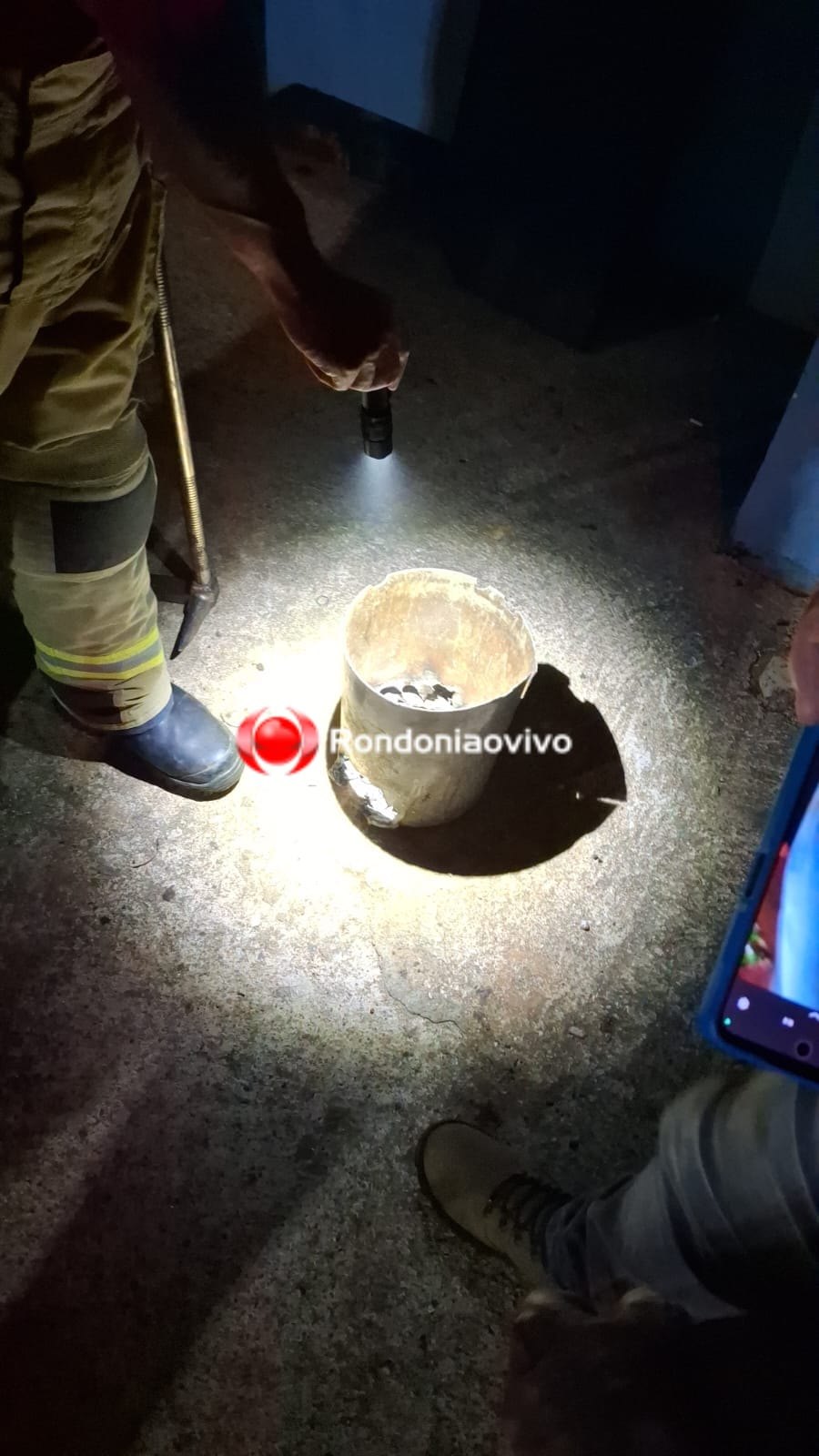 SUSTO: Fogo em lixeira dentro de empresa mobiliza Bombeiros ao lado de delegacia 