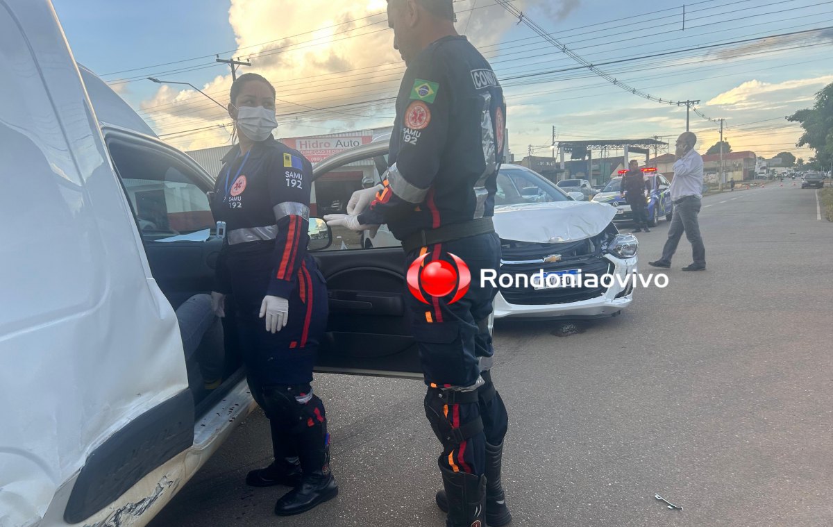 VÍDEO: Homem fica ferido após forte batida entre carros
