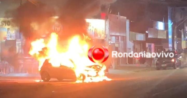 URGENTE: Carro é completamente destruído durante incêndio  - VÍDEO 