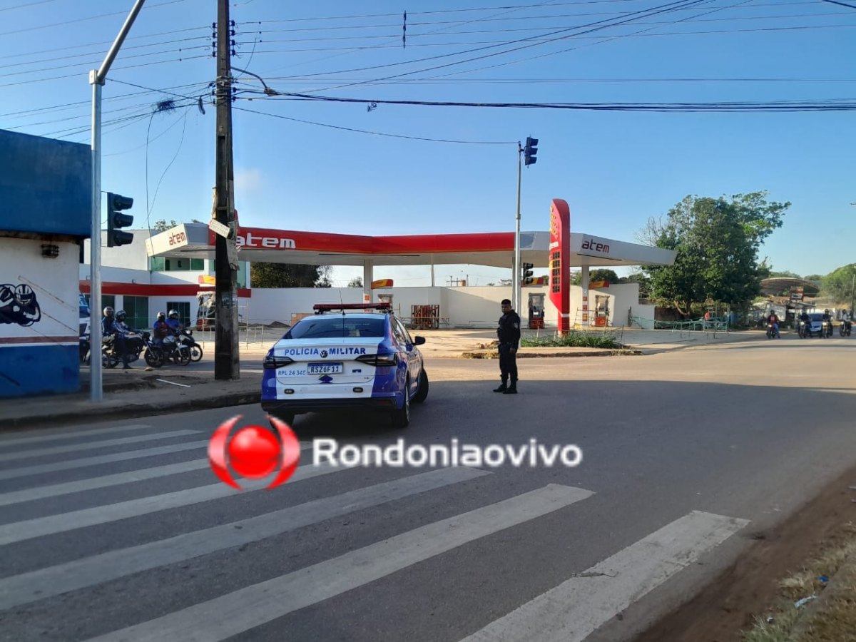 URGENTE: Mulher fica ferida após moto atingir traseira de carro parado 