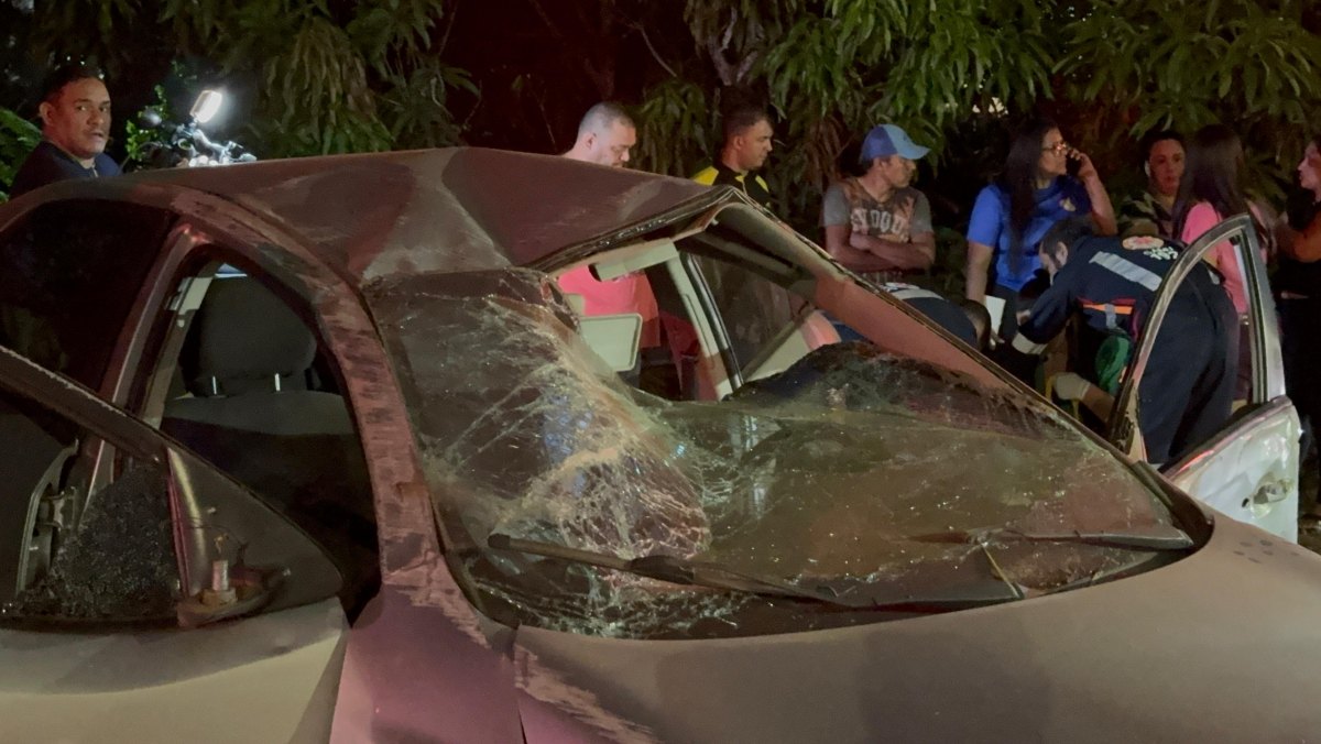 NA TIRADENTES: Motociclista fica com graves ferimentos no rosto após acidente com quatro veículos 