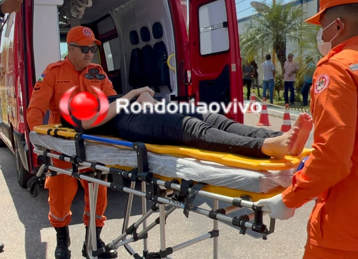 VÍDEO: Passageira de moto fica ferida após motorista avançar