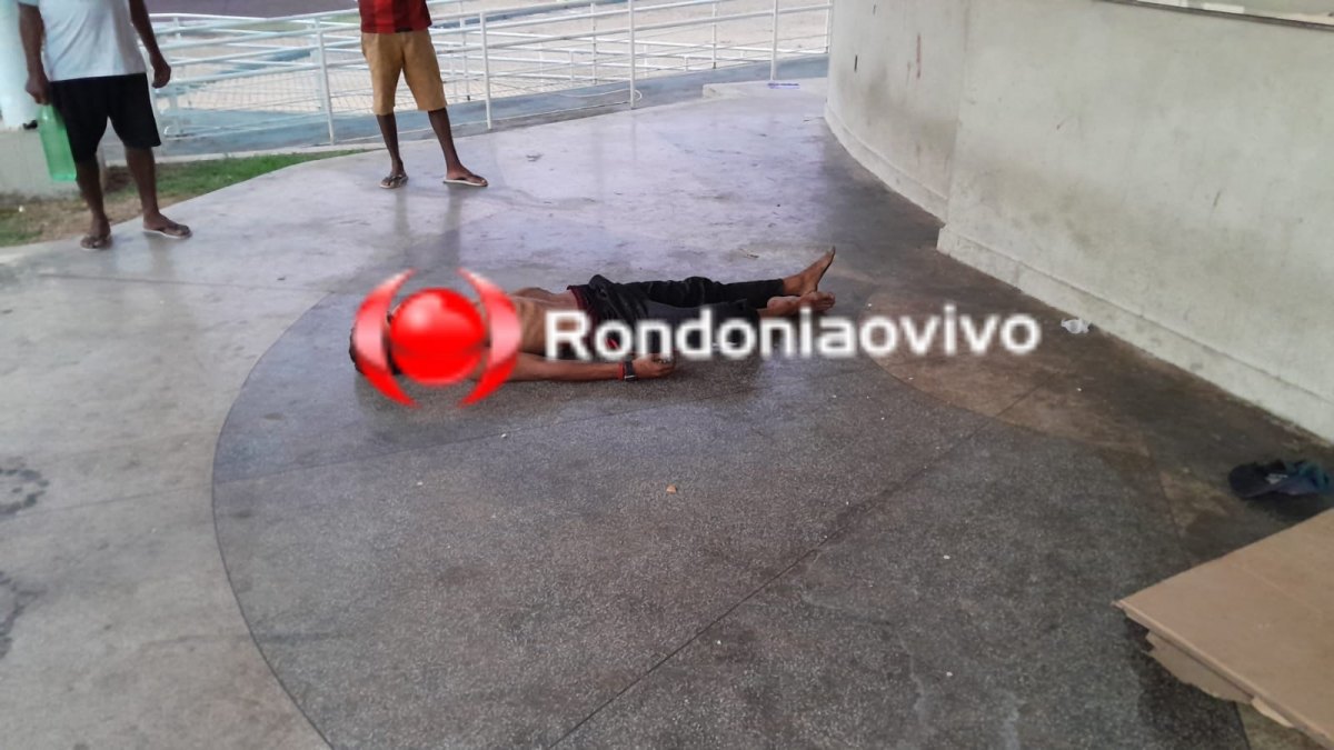 ALUÍSIO FERREIRA: Homem é encontrado morto no palco de praça no Centro 