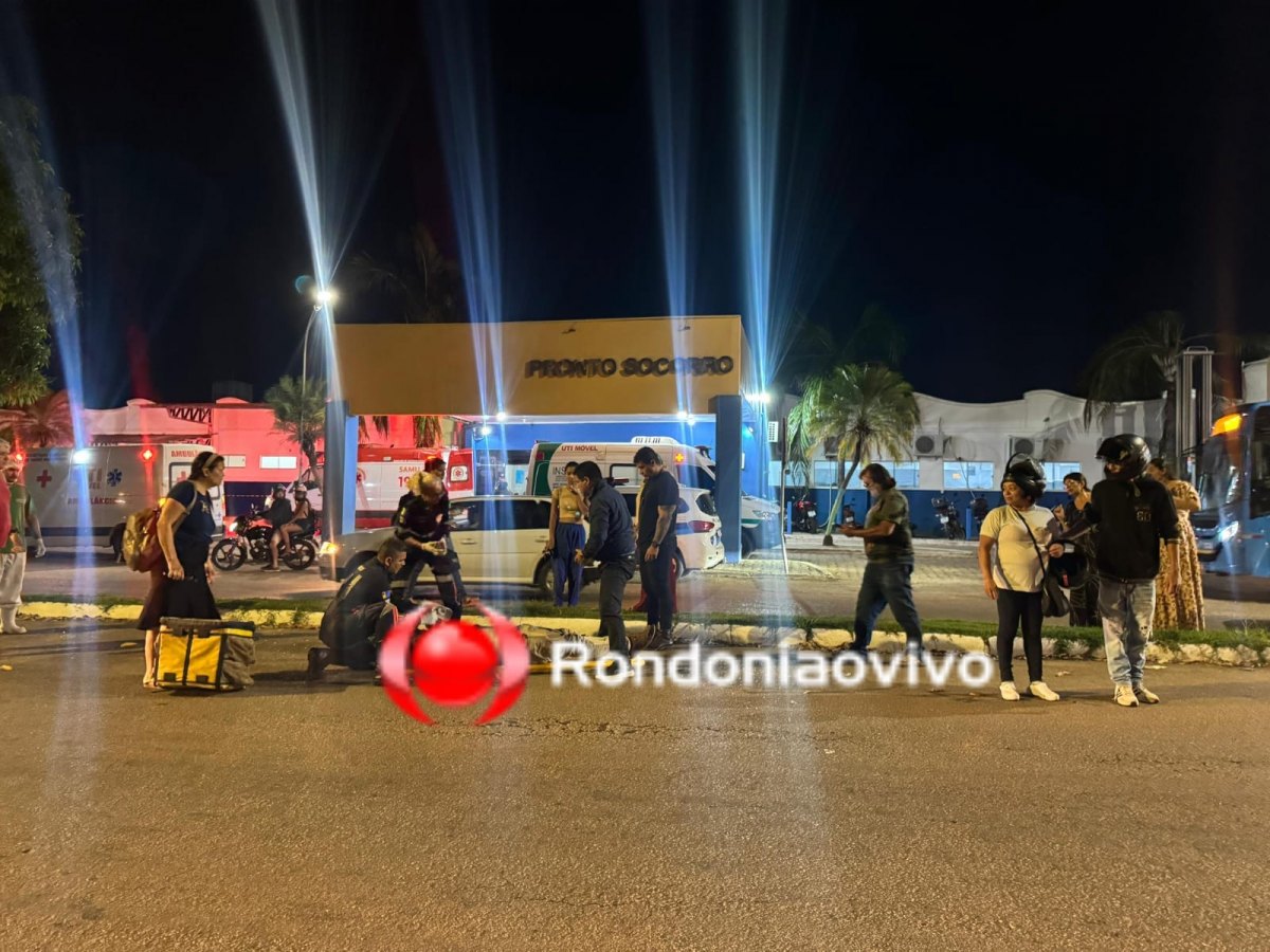 INCONSCIENTE: Motoboy fica em estado grave após acidente na frente de hospital 