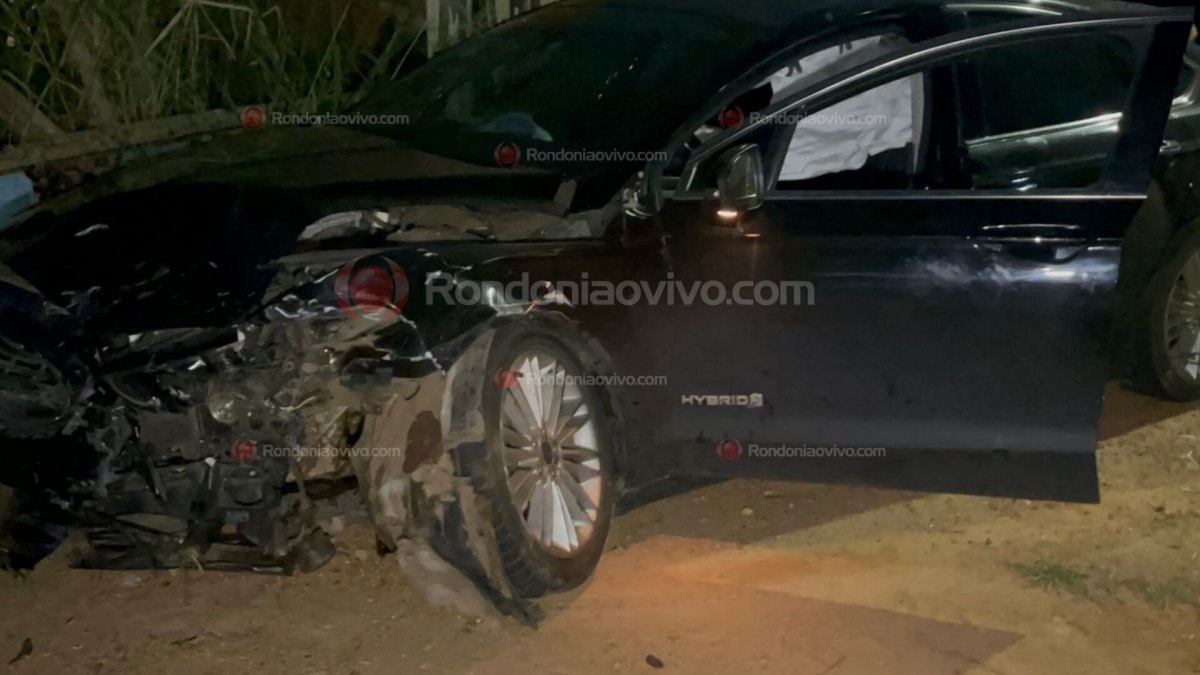 FRONTAL: Três pessoas ficam feridas após forte batida entre carros na Estrada da Penal 