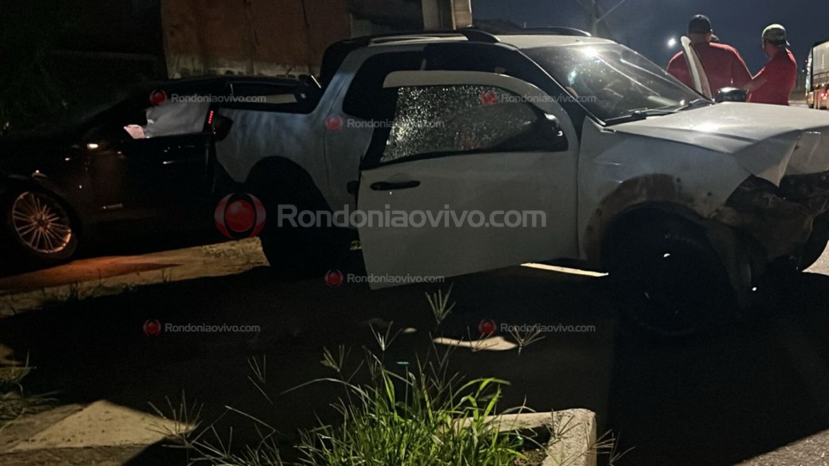 FRONTAL: Três pessoas ficam feridas após forte batida entre carros na Estrada da Penal 