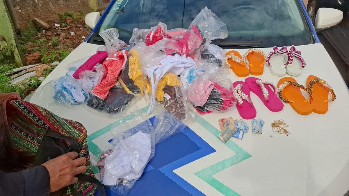 NO CENTRO: Homem foge e deixa para trás várias mercadorias furtadas em loja 