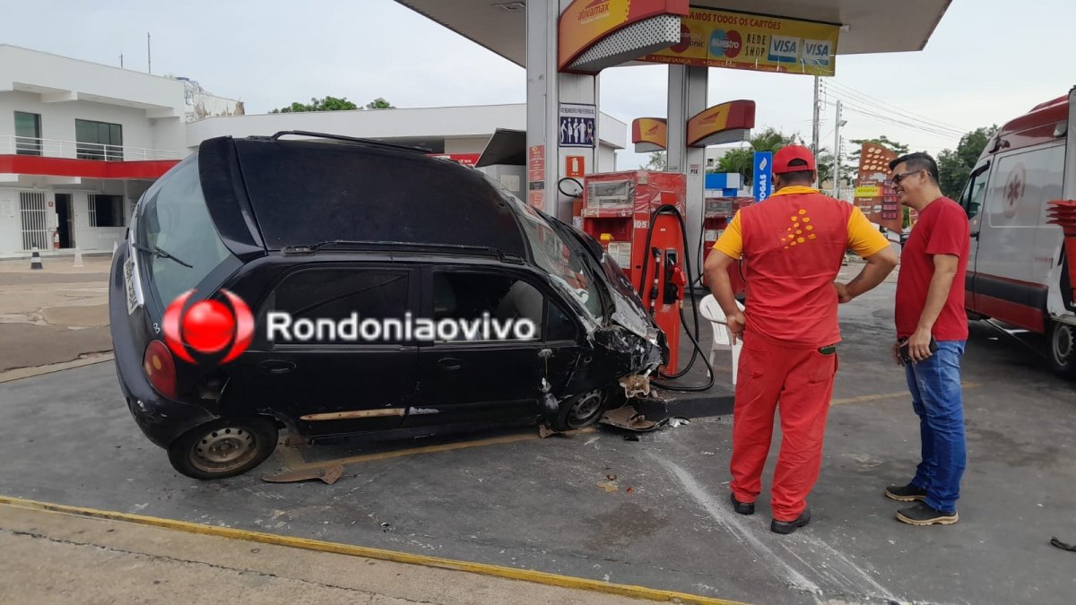 MOTORISTA FERIDO: Carro fica engatado em outro após invadir posto de combustíveis