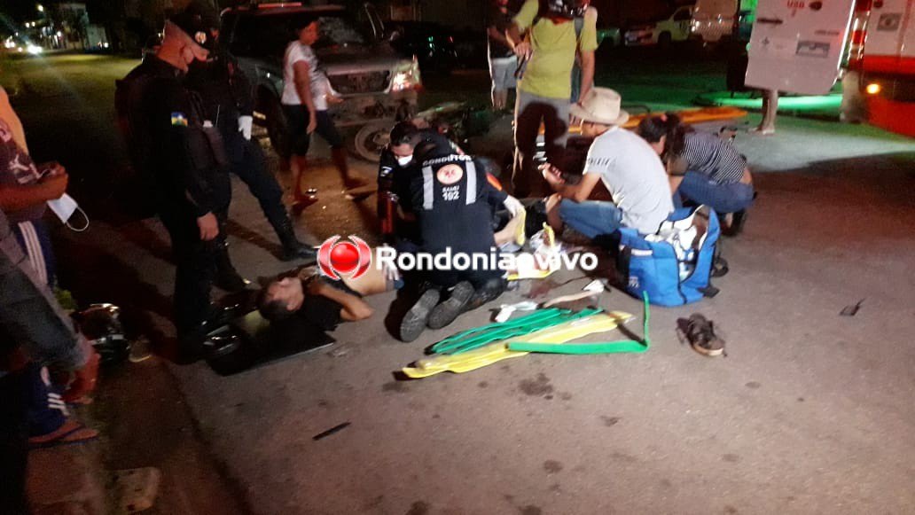 AVANÇOU: Casal é atropelado por caminhonete e piloto fratura as duas pernas