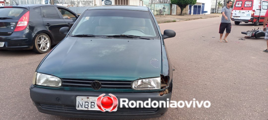 VÍDEO: Acidente entre carro e moto deixa homem com fratura exposta na perna