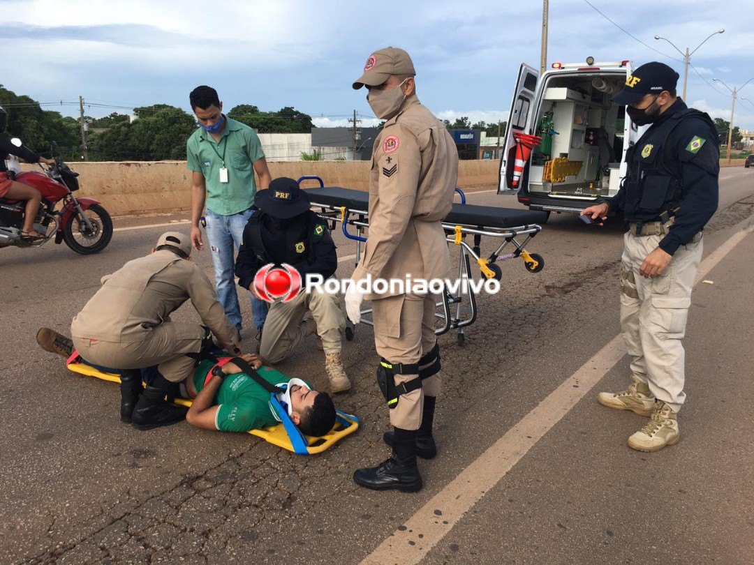 NO VIADUTO: Motociclista sofre queda ao passar por buraco na BR-364