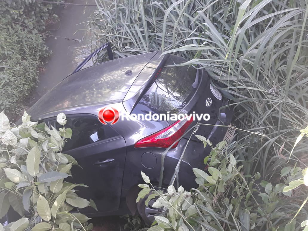 DESGOVERNADO: Automóvel cai dentro de córrego na Jorge Teixeira e ocupantes fogem