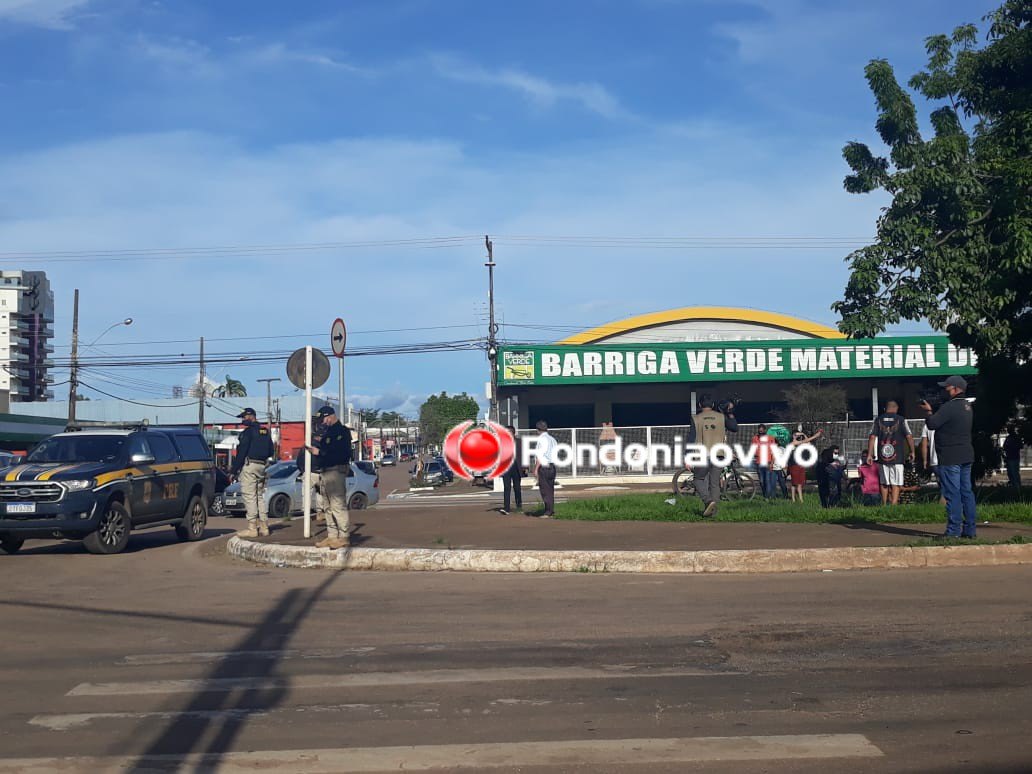 DESGOVERNADO: Automóvel cai dentro de córrego na Jorge Teixeira e ocupantes fogem