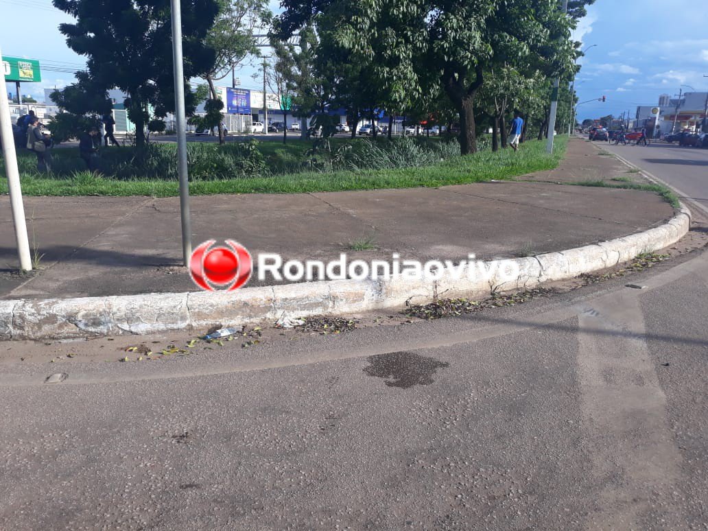 DESGOVERNADO: Automóvel cai dentro de córrego na Jorge Teixeira e ocupantes fogem