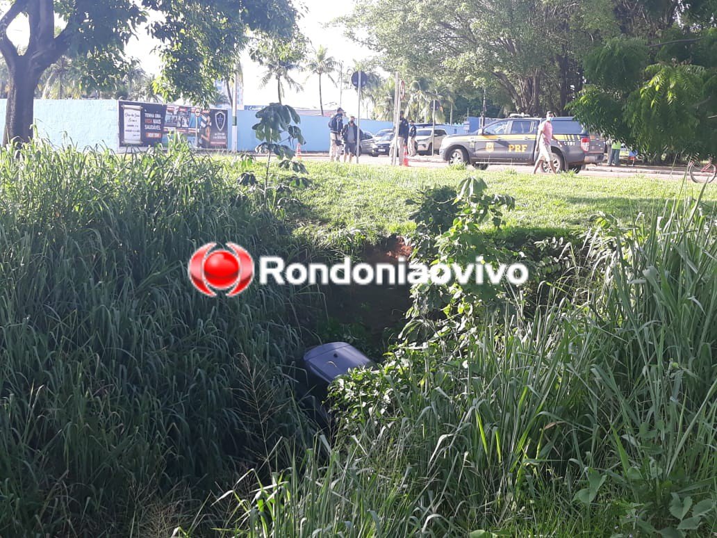 DESGOVERNADO: Automóvel cai dentro de córrego na Jorge Teixeira e ocupantes fogem