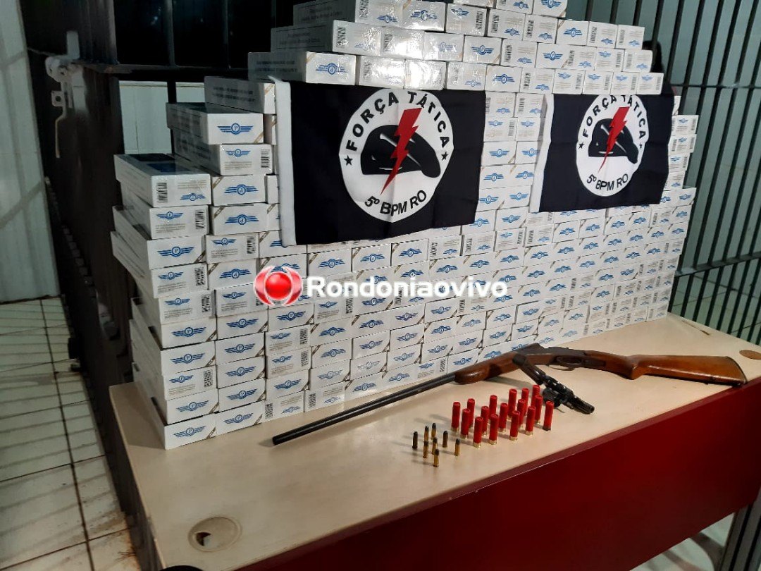 FLAGRANTE: Dono de comércio é preso com duas armas e diversos cigarros contrabandeados