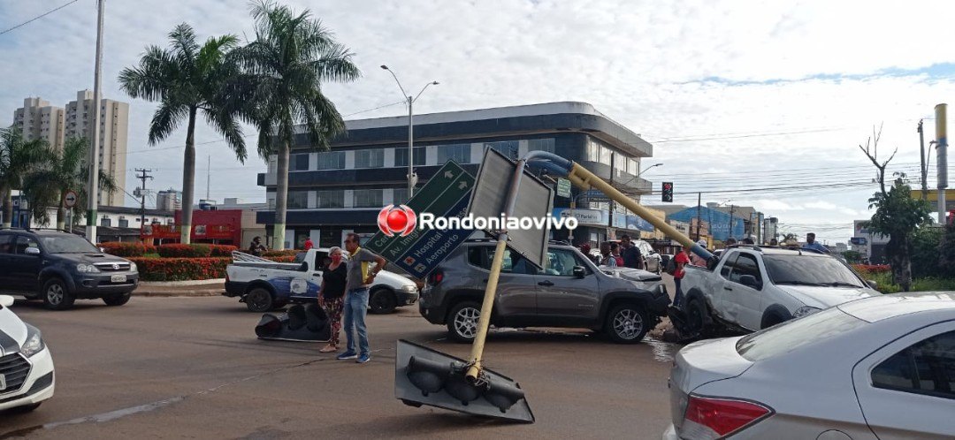 FORTE BATIDA: Grave colisão entre automóveis destrói semáforo na Jorge Teixeira