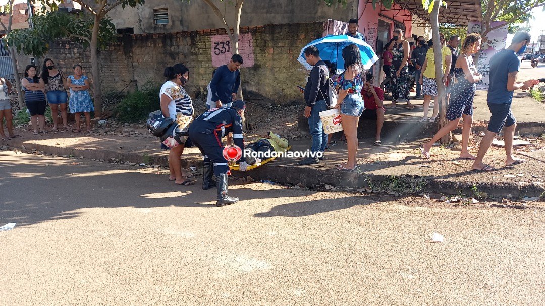 ASSISTA: Passageiro de moto tem fratura exposta em acidente na zona Leste