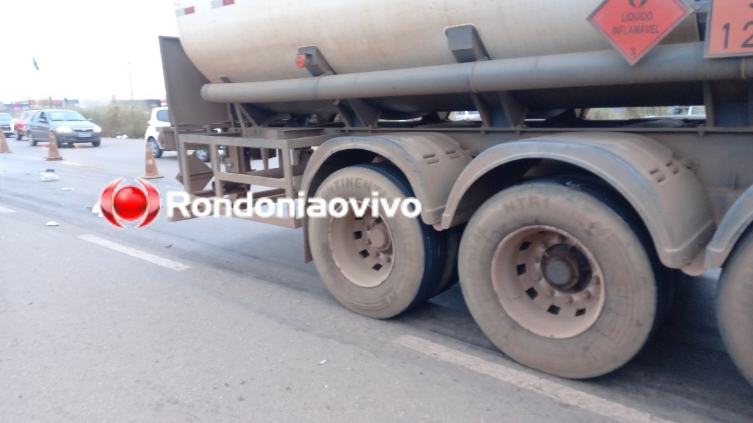 TRAGÉDIA: Mulher morre atropelada por carreta e moto pega fogo