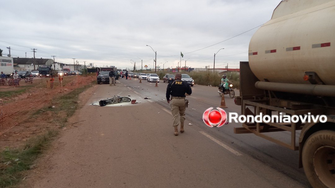 TRAGÉDIA: Mulher morre atropelada por carreta e moto pega fogo