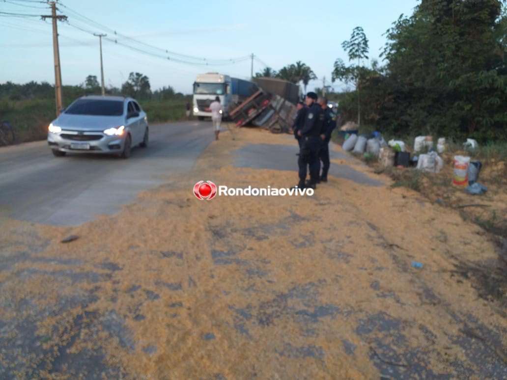 ACIDENTE: População saqueia carga de carreta que tombou na Estrada da Penal