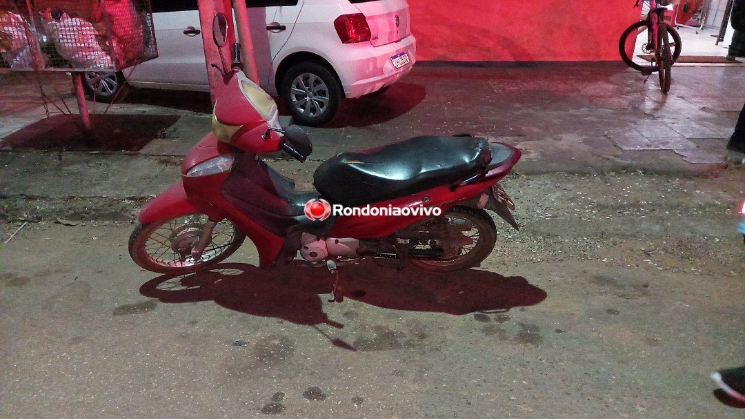 CONFIRA O VÍDEO: Mulher em motocicleta fica lesionada após colisão carro