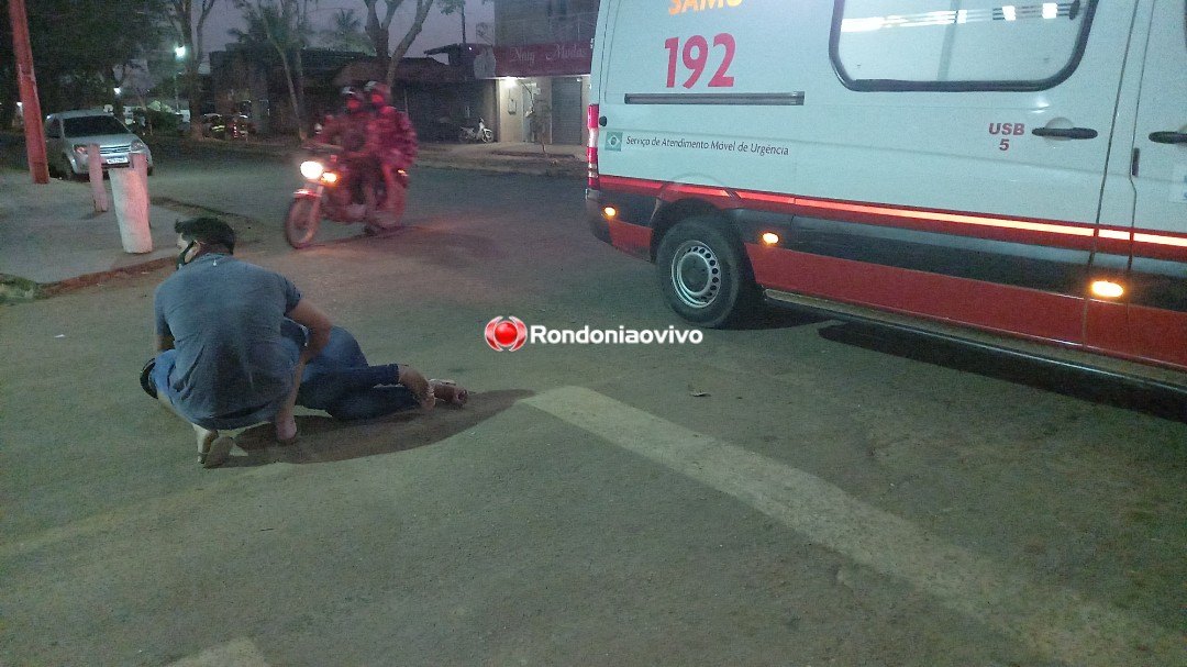 CONFIRA O VÍDEO: Mulher em motocicleta fica lesionada após colisão carro