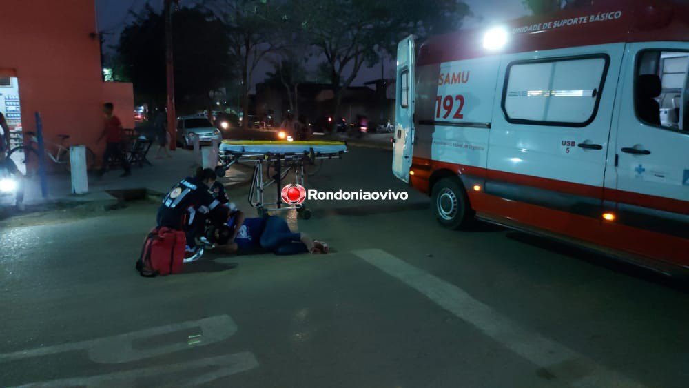 CONFIRA O VÍDEO: Mulher em motocicleta fica lesionada após colisão carro