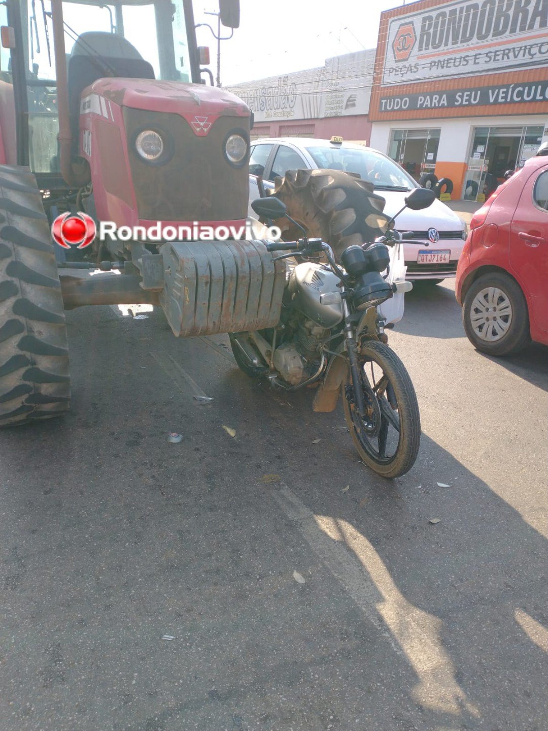 GRAVE BATIDA: Motocicleta é atingida por trator e fica engatada em acidente na capital