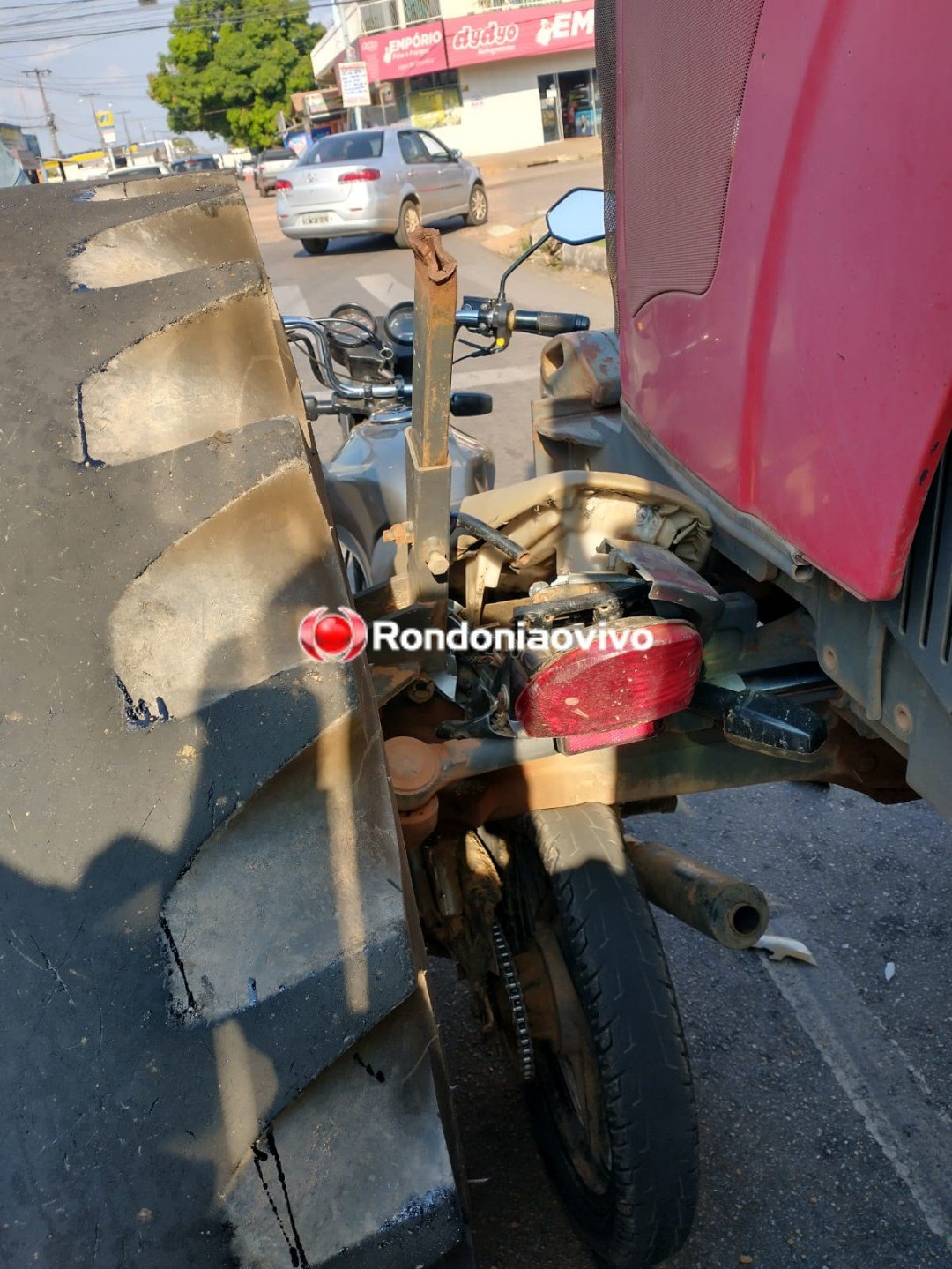 GRAVE BATIDA: Motocicleta é atingida por trator e fica engatada em acidente na capital