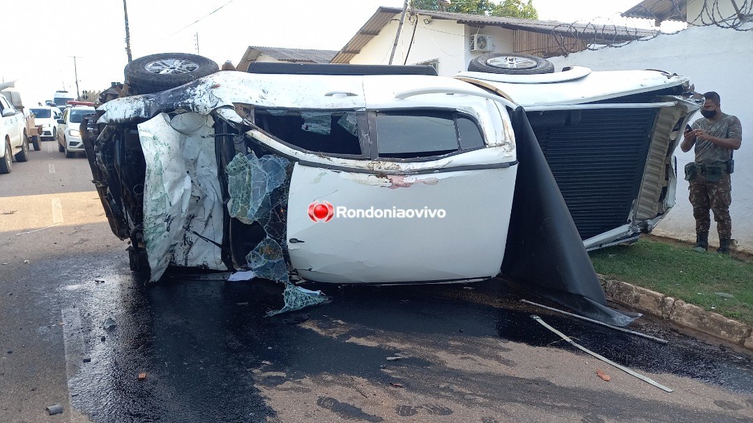 ASSISTA: Motorista fica ferido após capotar L200 e derrubar muros de casas
