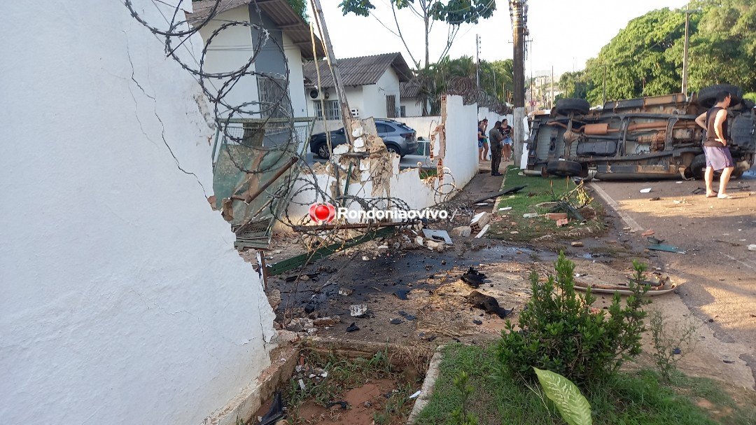 ASSISTA: Motorista fica ferido após capotar L200 e derrubar muros de casas