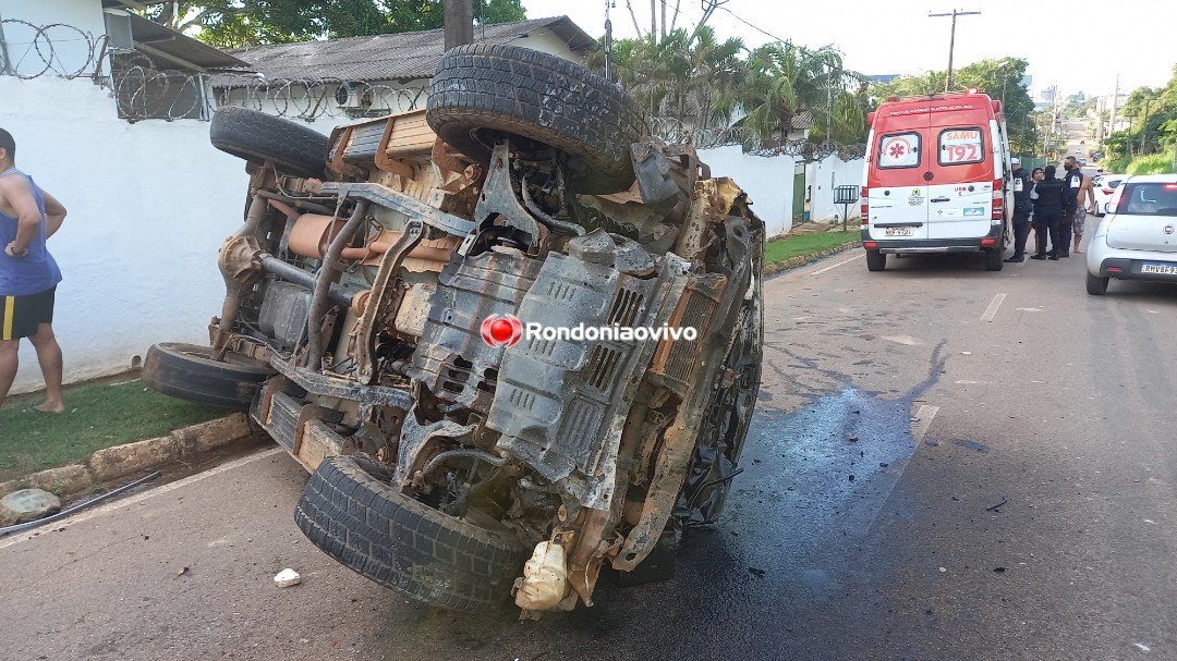 ASSISTA: Motorista fica ferido após capotar L200 e derrubar muros de casas