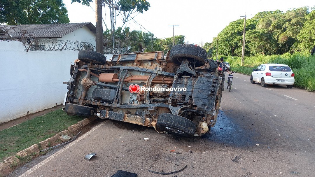 ASSISTA: Motorista fica ferido após capotar L200 e derrubar muros de casas