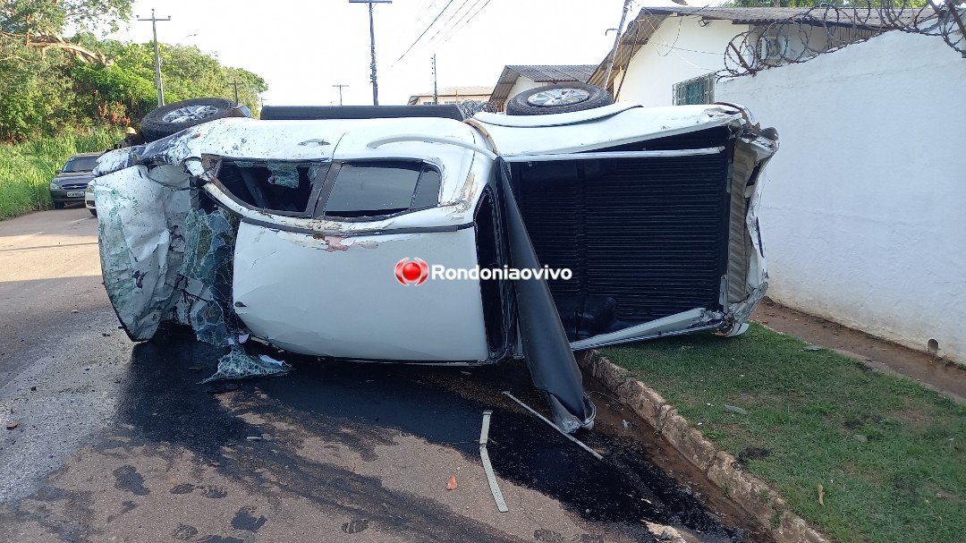 ASSISTA: Motorista fica ferido após capotar L200 e derrubar muros de casas