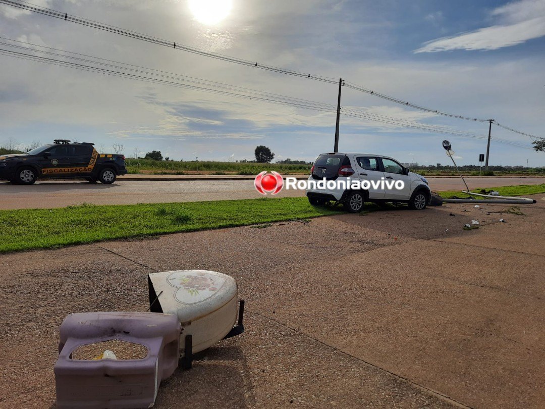 PERIGO: Carro desgovernado causa destruição no Espaço Alternativo