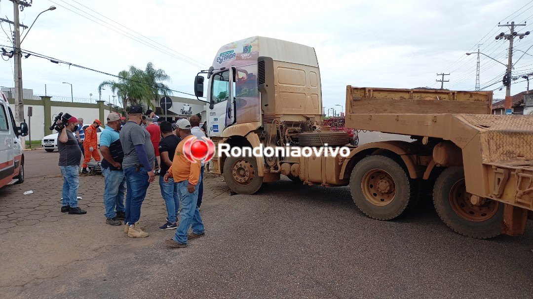 VÍDEO: Motociclista sofre fratura exposta após bater em carreta do DER