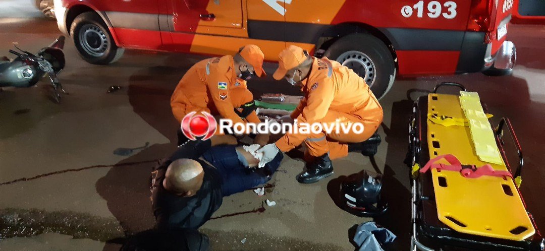 DE FRENTE: Motociclista sofre fratura exposta na perna após colisão com carro
