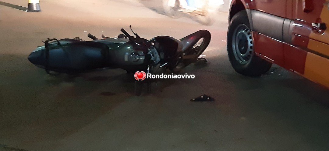 DE FRENTE: Motociclista sofre fratura exposta na perna após colisão com carro