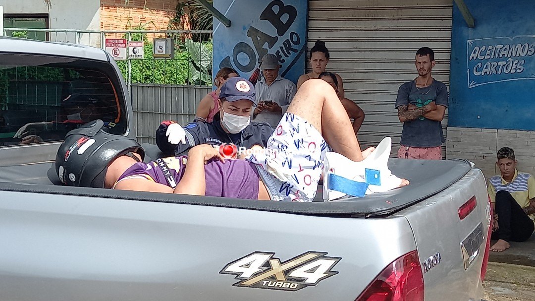 VÍDEO: Motociclista vai parar em carroceria de Hilux após grave acidente