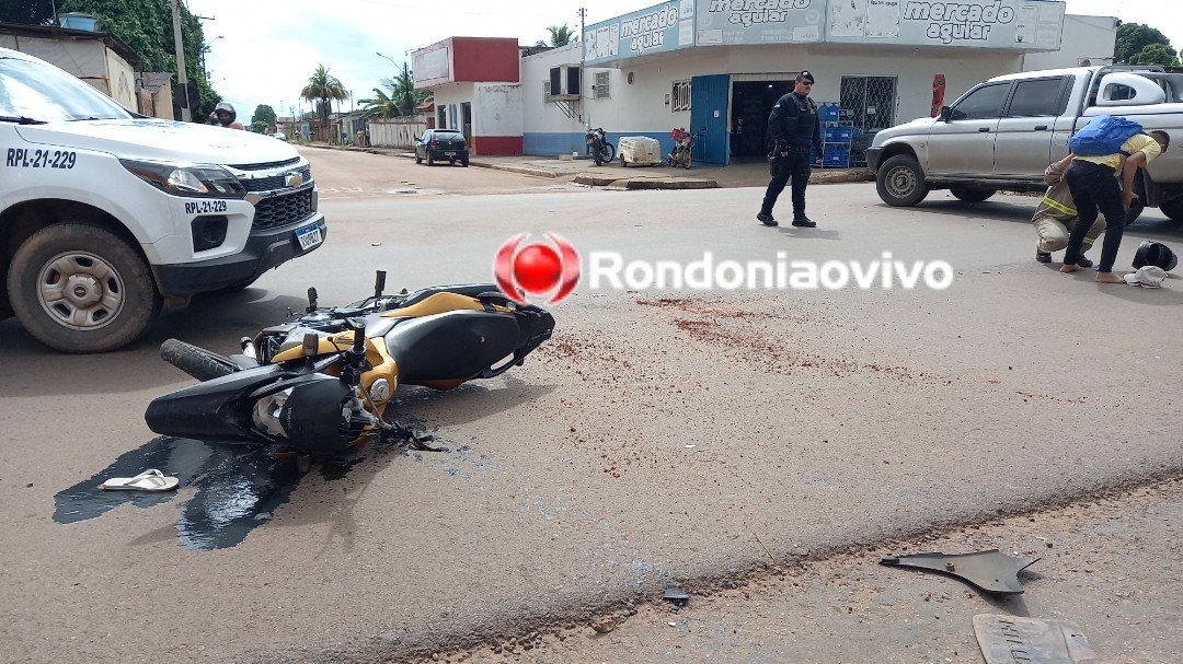 VÍDEO: Motociclista vai parar em carroceria de Hilux após grave acidente