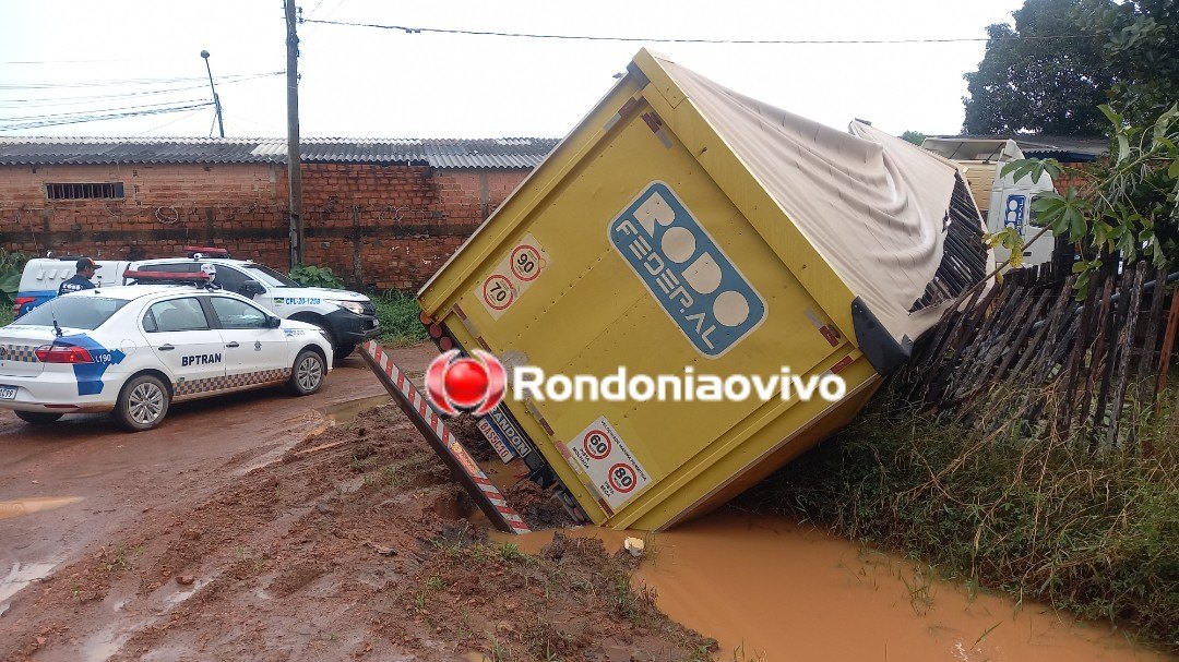 ACIDENTE: População saqueia carga de cerveja Brahma em carreta que tombou