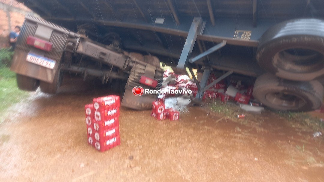 ACIDENTE: População saqueia carga de cerveja Brahma em carreta que tombou