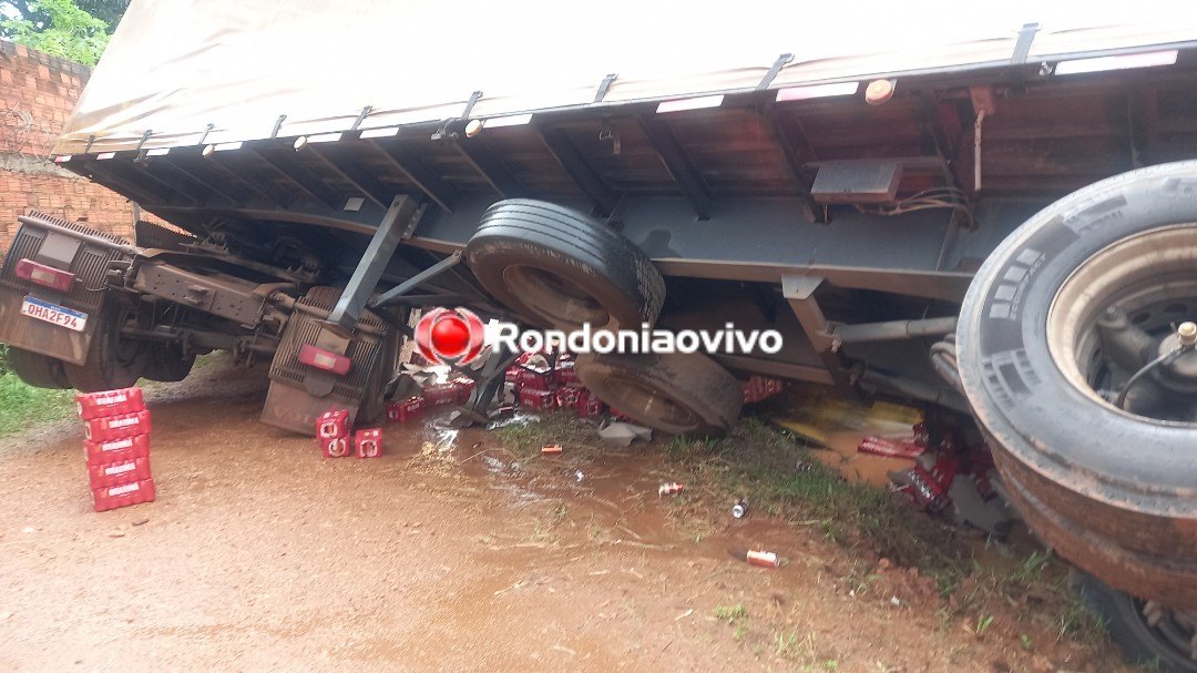 ACIDENTE: População saqueia carga de cerveja Brahma em carreta que tombou